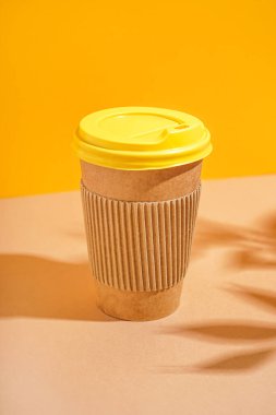 Kağıt bardak renkli masada.