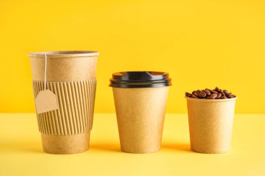 Çay poşetli kağıt bardaklar ve kahve çekirdekleri.