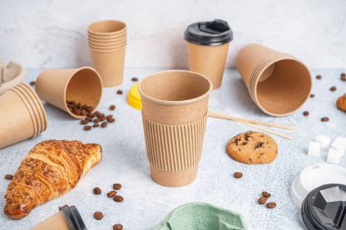 Kağıt bardak ve kahve çekirdekli kompozisyon