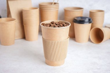 Kahve çekirdekli kağıt bardak.