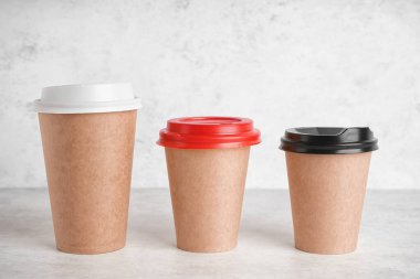 Işık masasında farklı kağıt bardaklar