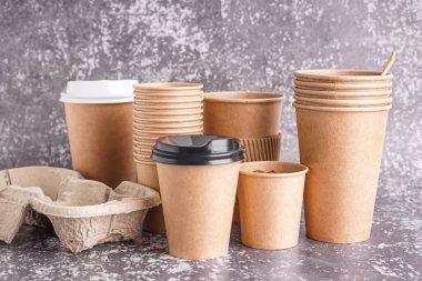 Grunge arka planında farklı kağıt bardaklar