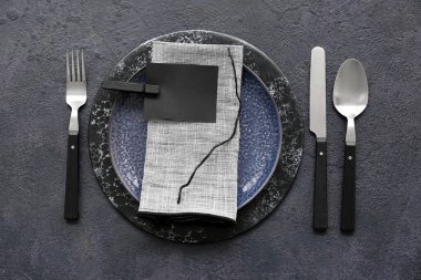 Koyu arkaplanda boş kartı olan şık masa ayarları