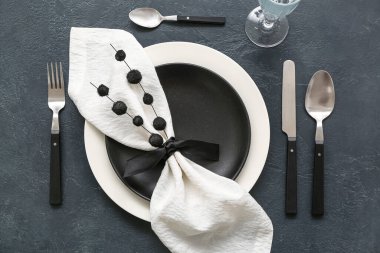 Koyu arkaplanda zarif tablo ayarı