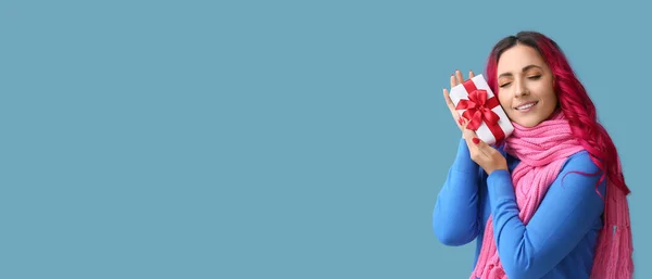 Kaunis Nainen Jolla Kirkas Hiusten Väri Tilalla Lahjapaketti Sinisellä Taustalla — kuvapankkivalokuva