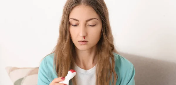 Młoda Kobieta Wycierająca Krwawienie Nosa Chusteczką Domu — Zdjęcie stockowe