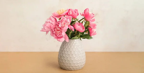 Schöne Pfingstrosen Blumen Der Vase Auf Dem Tisch — Stockfoto