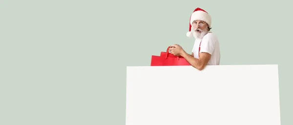 Weihnachtsmann Mit Leerem Poster Und Einkaufstaschen Auf Hellem Hintergrund Mit — Stockfoto