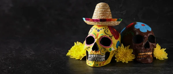 メキシコの死者の日 Dia Muertos のために描かれた頭蓋骨には ソムブレロの帽子と花が暗い背景にあり テキストのためのスペースがあります — ストック写真