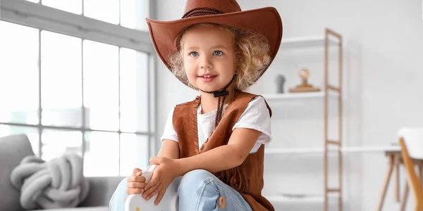 Petit Enfant Drôle Chapeau Cow Boy Jouant Avec Cheval Bascule — Photo