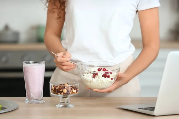 Young African American Woman Laptop Having Breakfast Kitchen — Stock Photo, Image