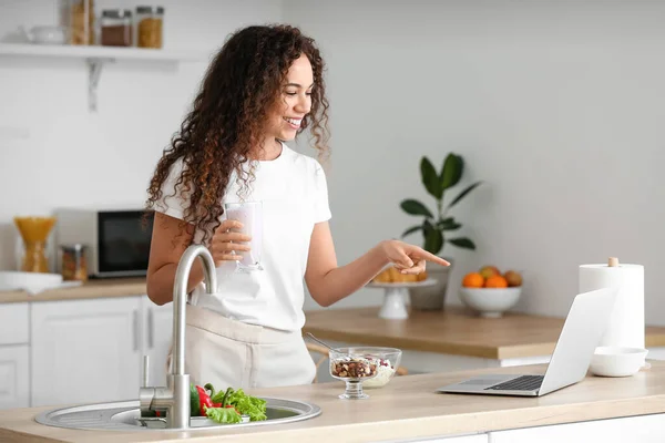 Joven Mujer Afroamericana Con Portátil Desayunando Cocina — Foto de Stock