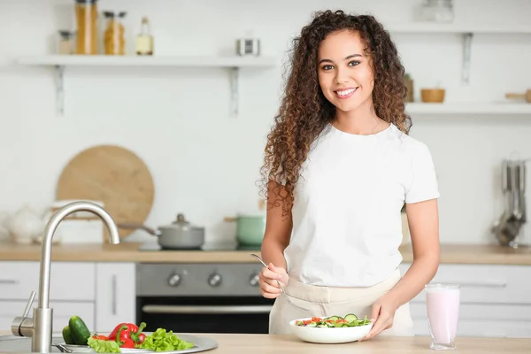 Young African American Woman Healthy Salad Kitchen — Stock Photo, Image