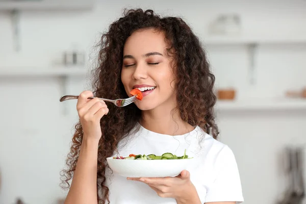 Young African American Woman Eating Healthy Salad Kitchen — Stock Photo, Image