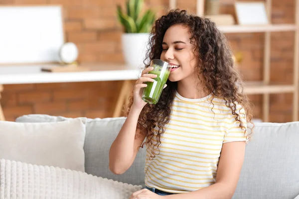 Joven Mujer Afroamericana Bebiendo Batido Saludable Casa — Foto de Stock