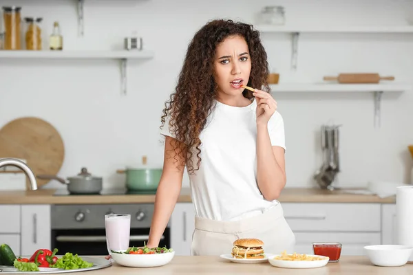 Young African American Woman Eating French Fries Kitchen — Stock Photo, Image