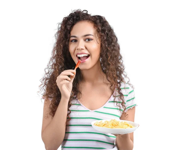 在白人背景下吃不健康食物的年轻非洲裔美国妇女 — 图库照片