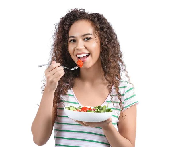 Joyeux Jeune Afro Américaine Avec Salade Fraîche Sur Fond Blanc — Photo