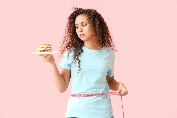 Young African American Woman Burger Measuring Tape Pink Background Diet — Stock Photo, Image