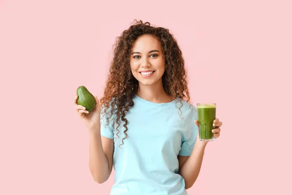Glückliche Junge Afroamerikanerin Mit Gesundem Avocado Smoothie Auf Rosa Hintergrund — Stockfoto