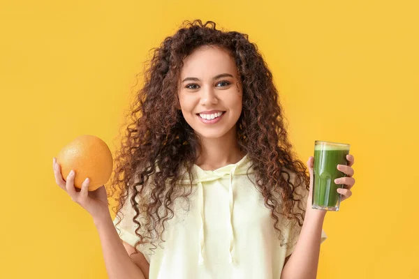 Fröhliche Junge Afroamerikanerin Mit Obst Und Smoothie Auf Gelbem Hintergrund — Stockfoto