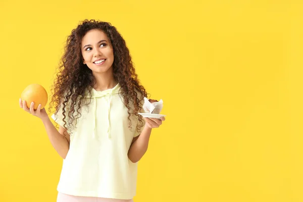 Happy Young African American Woman Healthy Unhealthy Food Yellow Background — Stock Photo, Image