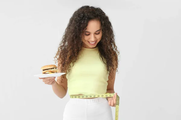 Happy Young African American Woman Measuring Tape Burger Light Background — Stock Photo, Image