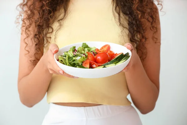 Junge Afroamerikanerin Mit Frischem Salat Auf Hellem Hintergrund Nahaufnahme Ernährungskonzept — Stockfoto