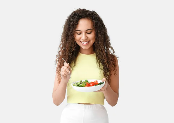Vrolijke Jonge Afro Amerikaanse Vrouw Met Verse Salade Lichte Achtergrond — Stockfoto