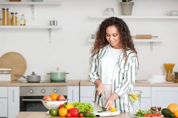 Young African American Woman Cutting Vegetables Kitchen — Stock Photo, Image