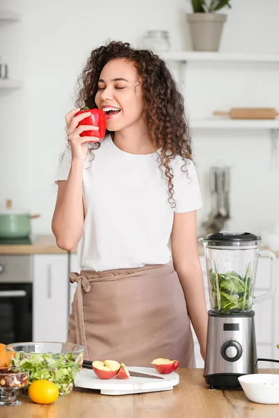 Young African American Woman Making Healthy Smoothie Kitchen — Stock Photo, Image