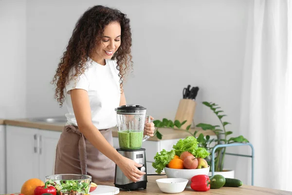 Ung Afroamerikansk Kvinna Gör Hälsosam Smoothie Köket — Stockfoto