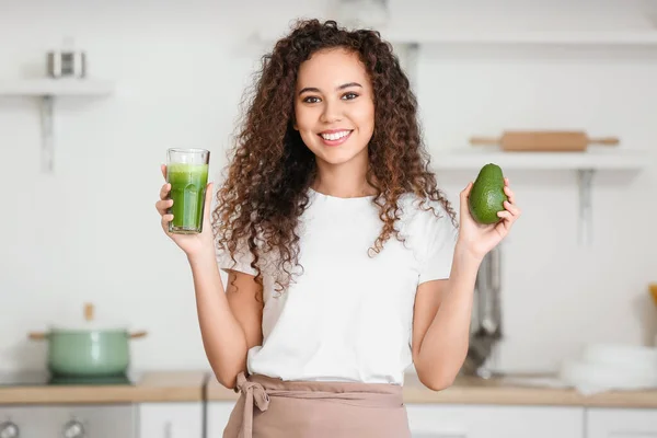 Joven Mujer Afroamericana Bebiendo Batido Saludable Cocina —  Fotos de Stock