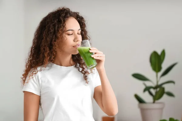 Young African American Woman Drinking Healthy Smoothie Kitchen — Stock Photo, Image