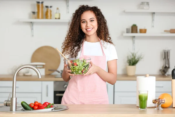 Jonge Afro Amerikaanse Vrouw Met Gezonde Salade Keuken — Stockfoto