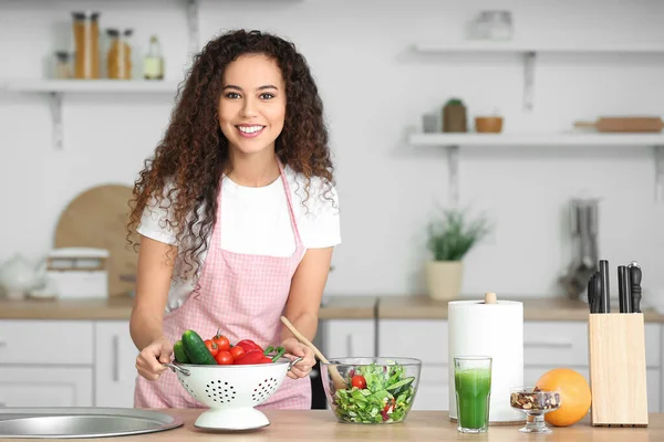 Jonge Afro Amerikaanse Vrouw Met Verse Groenten Keuken — Stockfoto