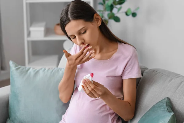 Junge Schwangere Mit Nasenbluten Und Gewebe Hause — Stockfoto