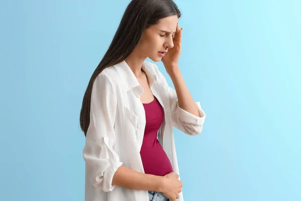 Νεαρή Έγκυος Γυναίκα Ρινορραγία Μπλε Φόντο — Φωτογραφία Αρχείου