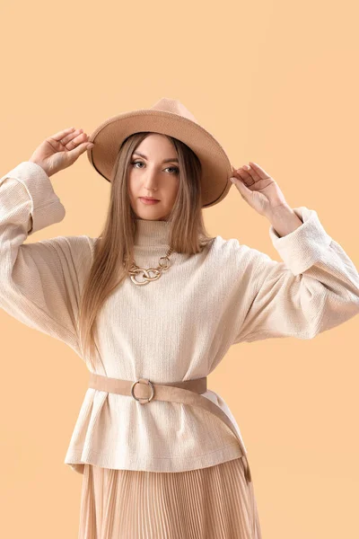 Vacker Fashionabla Ung Kvinna Höst Kläder Beige Bakgrund — Stockfoto