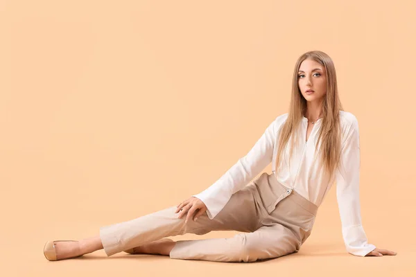 Vacker Elegant Ung Kvinna Beige Bakgrund — Stockfoto