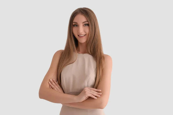 Schöne Modische Junge Frau Elegantem Beigen Kleid Auf Weißem Hintergrund — Stockfoto