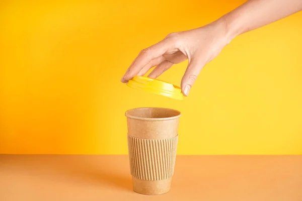 Woman Closing Paper Cup Cap Color Table — Stock Photo, Image