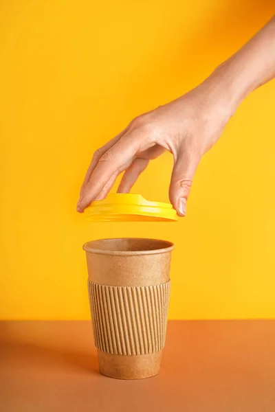 Woman Closing Paper Cup Cap Color Table — Stock Photo, Image