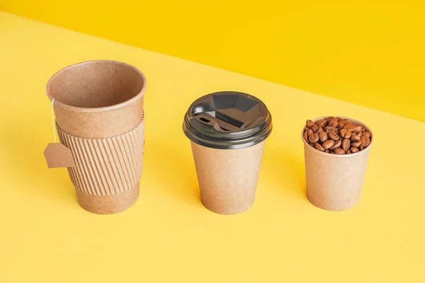 Бумажные Чашки Пакетиком Чая Кофе Зернах Цветном Фоне — стоковое фото