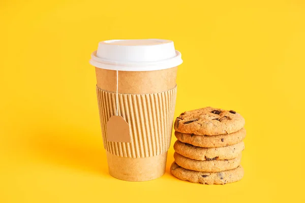 Papír Csésze Tea Ízletes Cookie Színes Háttér — Stock Fotó