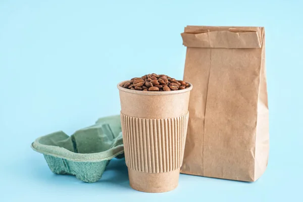 Papieren Beker Met Koffiebonen Houder Tas Kleur Achtergrond — Stockfoto