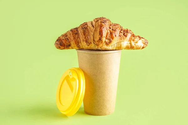 Paper Cup Tasty Croissant Green Background — Stock Photo, Image