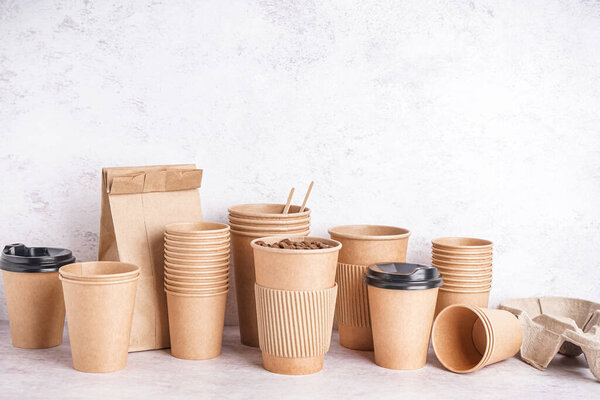 Различные бумажные стаканчики на столе
