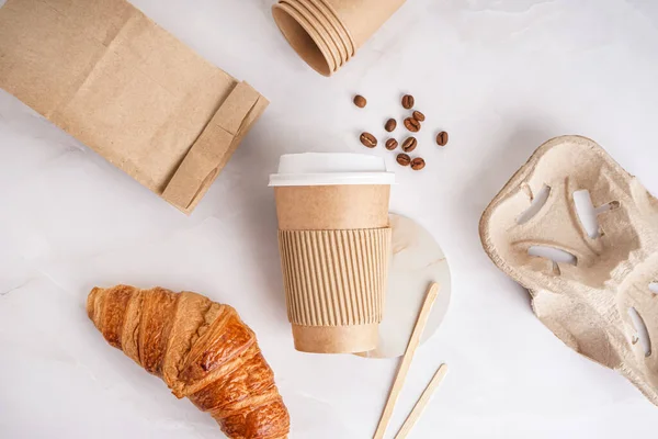 Taza Papel Bolsa Soporte Croissant Sobre Fondo Claro — Foto de Stock