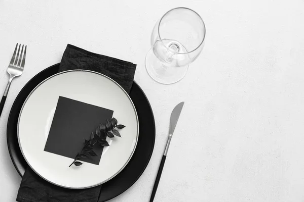Elegante Tavolo Con Carta Bianca Sfondo Chiaro — Foto Stock